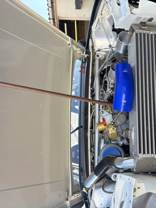Radiateur remonté dans le compartiment moteur d'un véhicule