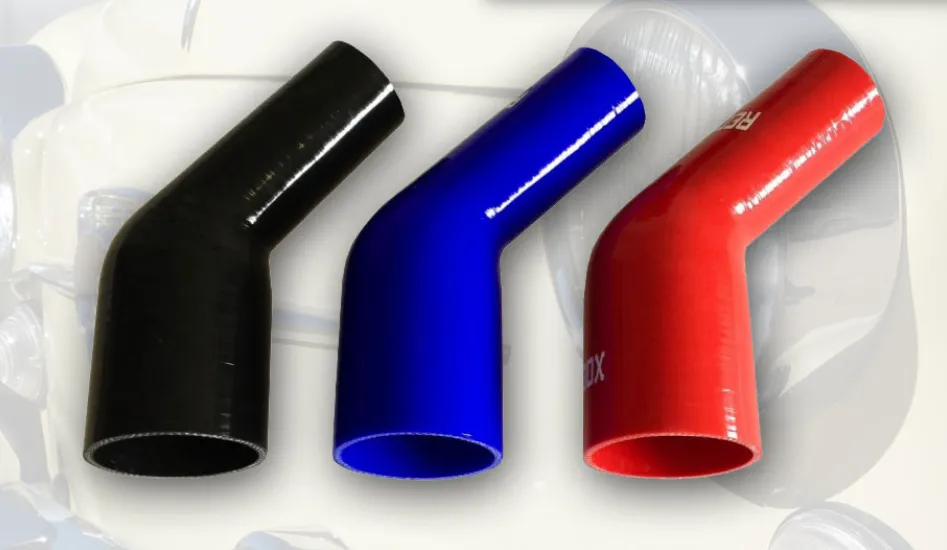 Trois coudes de durite silicone noir, bleu et rouge alignés