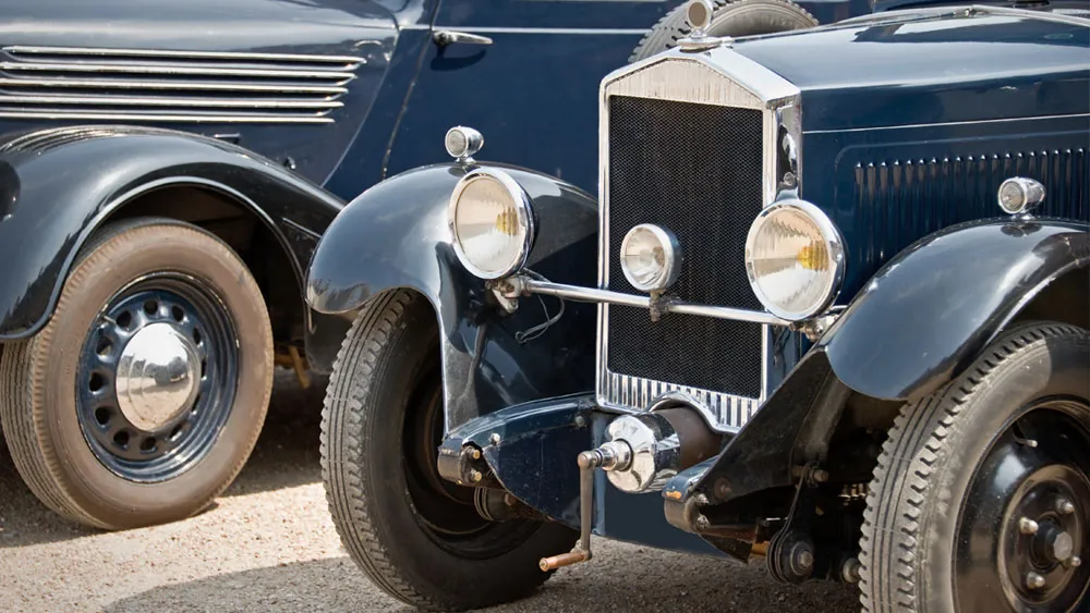 Calandre et radiateur d'une automobile de collection restaurée