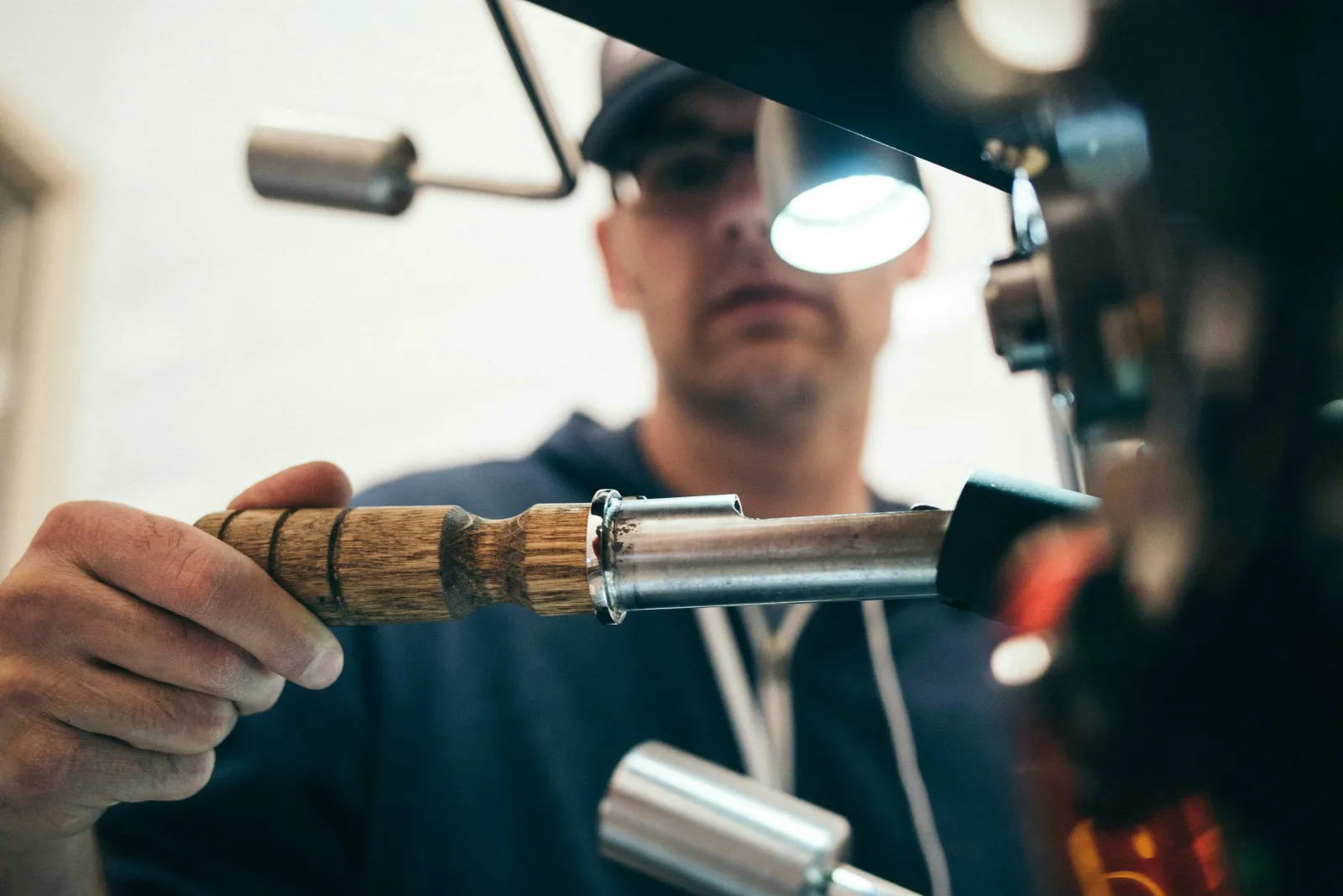 Un artisan de l'atelier Triouiller au travail sur un radiateur